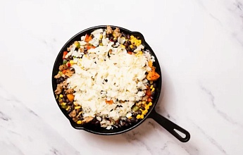 Жареный батат с индейкой, фасолью и овощами